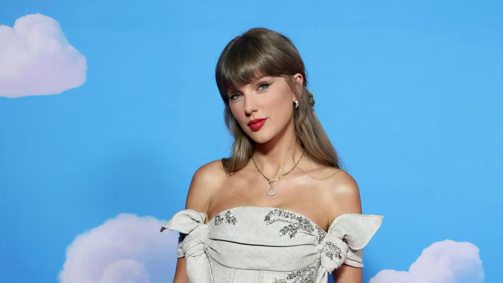 Taylor Swift’s Game-Day Fishtail Braid Is So Cheerleader-Coded