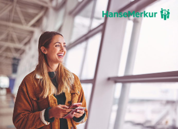 Frau steht am Gate und hält Handy und Reisepass bereit. Jetzt mehr über den HanseMerkur Reiseschutz erfahren.
