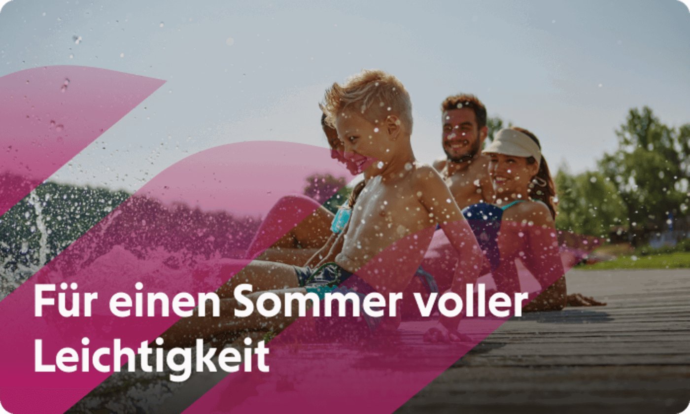 Familie aus Mann, Frau, Tochter und Sohn sitzen an einem Steg und Planschen mit den Beinen im Wasser. Jetzt sparen.