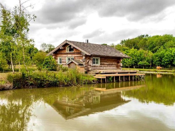 A peaceful Surrey cabin on a lake islet