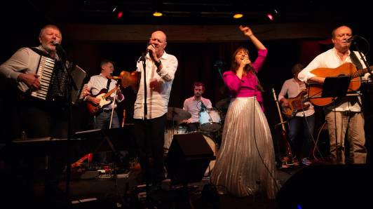 Folkrockband Kadril viert 50-jarig bestaan met jubileumconcert in Wichelen op 13 juni