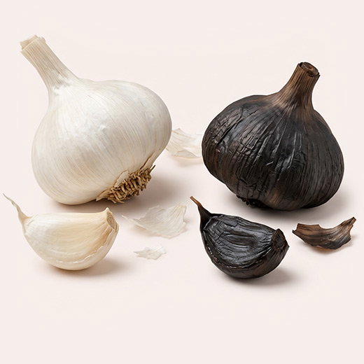 Weißer und schwarzer Knoblauch