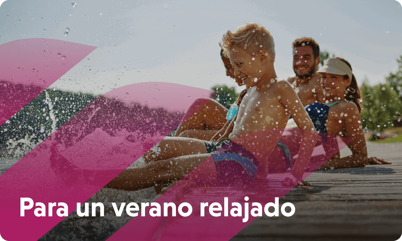 Una familia formada por un hombre, una mujer, una hija y un hijo está sentada en un muelle y chapotea con las piernas en el agua. Ahorra ahora.