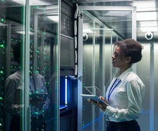 image-person-server-room-tablet