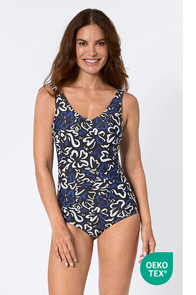 Frauenmodel trägt Badeanzug mit All-Over-Print.
