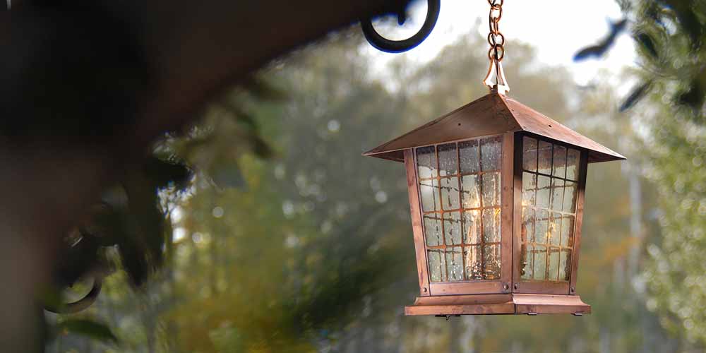 A traditional cottage or Colonial Revival chain pendant lantern.