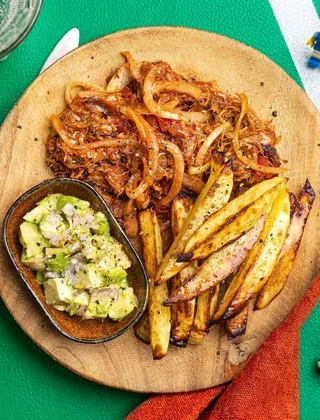 Effiloché de porc but relevé mexicain à la tomate