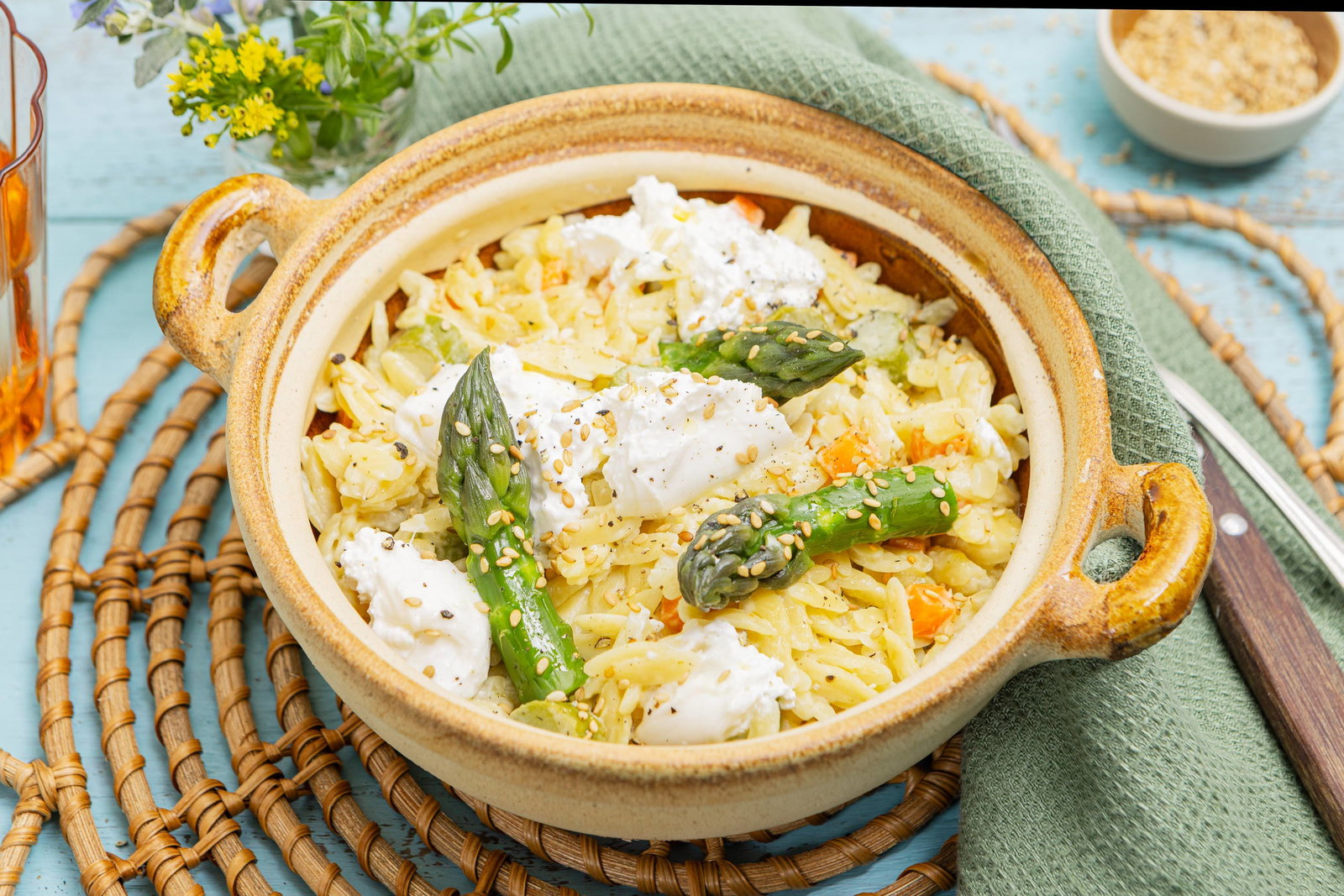 Orzotto aux asperges, sésame et burrata