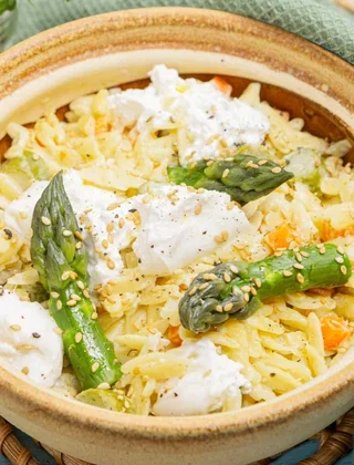 Orzotto aux asperges, sésame et burrata