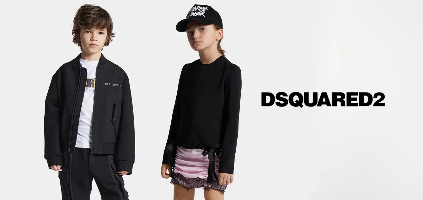 Zwarte zip-up jas, wit t-shirt en zwarte broek met laarzen aan de linkerkant. Aan de rechterkant, een zwart lang mouwtop, een roze gelaagde rok en een pet.