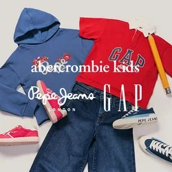 Blauwe Pepe Jeans hoodie, rood GAP polohemd met potloodaccessoire, blauwe spijkerbroek, rode sneakers en blauwe Pepe Jeans sneakers plat gelegd op een lichte achtergrond.