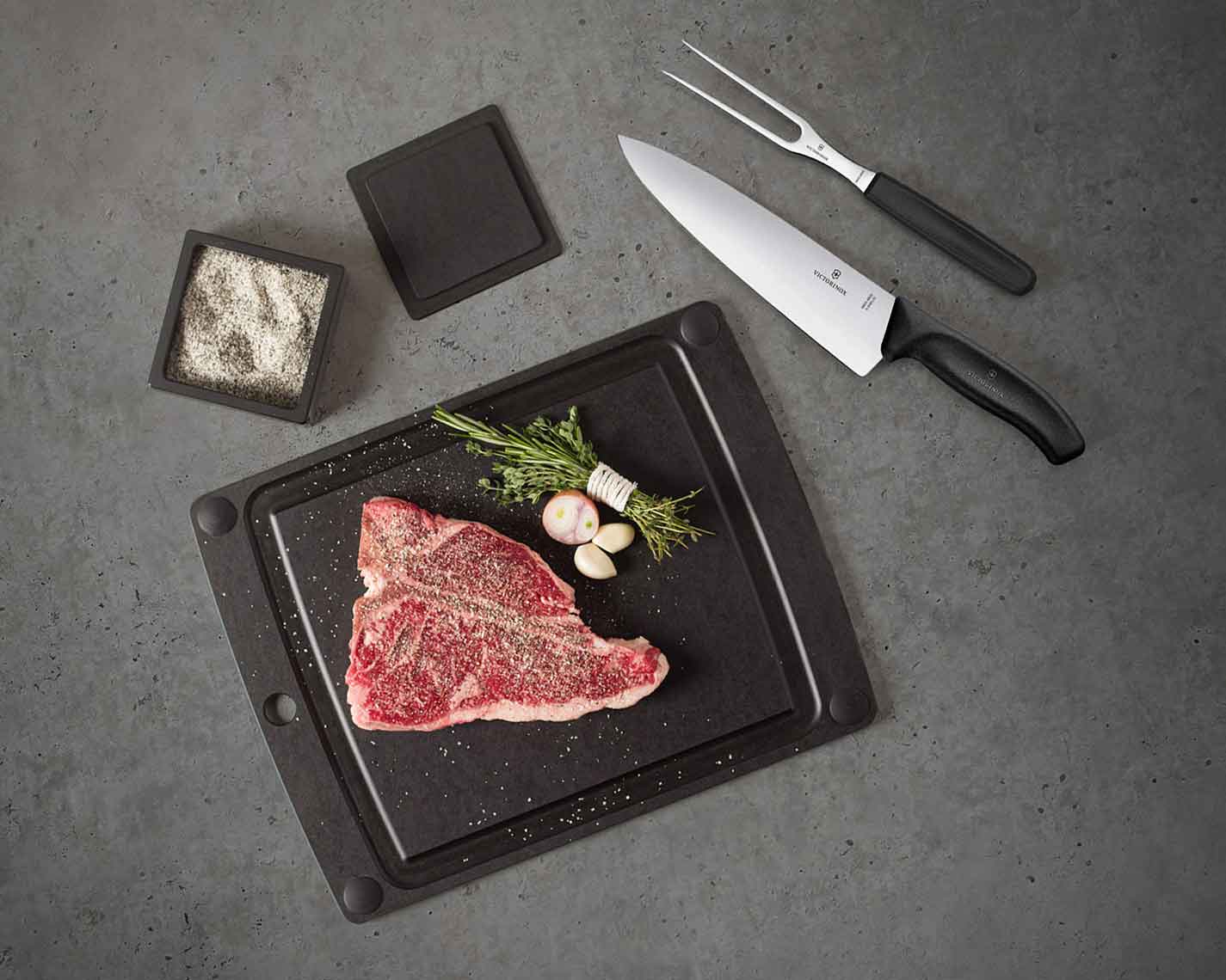 Gourmet Series Cutting Board With A Knife and Leaks