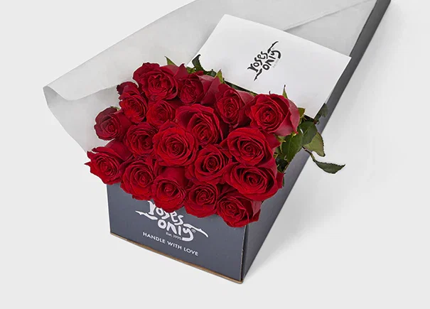 Image of Red Roses Gift Box 18 (ROA01-018)