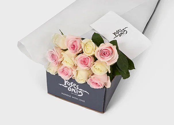 Image of Mixed Pink And White Roses Gift Box (ROA09)
