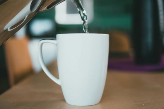 Boire de l'eau chaude fait-il vraiment maigrir ?