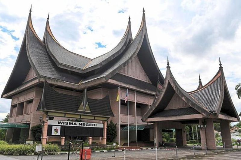 Analysts: Royal crisis to take centre stage in Negri polls