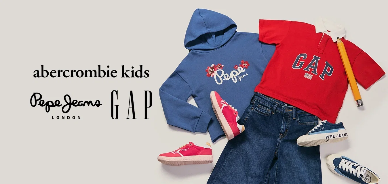 Blauer Hoodie von Pepe Jeans, rotes GAP Polohemd mit Stift-Accessoire, blaue Jeans, rote Sneakers und blaue Sneakers von Pepe Jeans, flach auf hellem Hintergrund arrangiert.