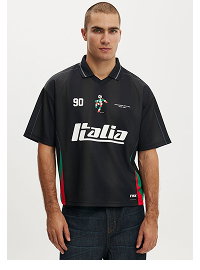 Man wearing black Italia short-sleeve sports jersey shirt