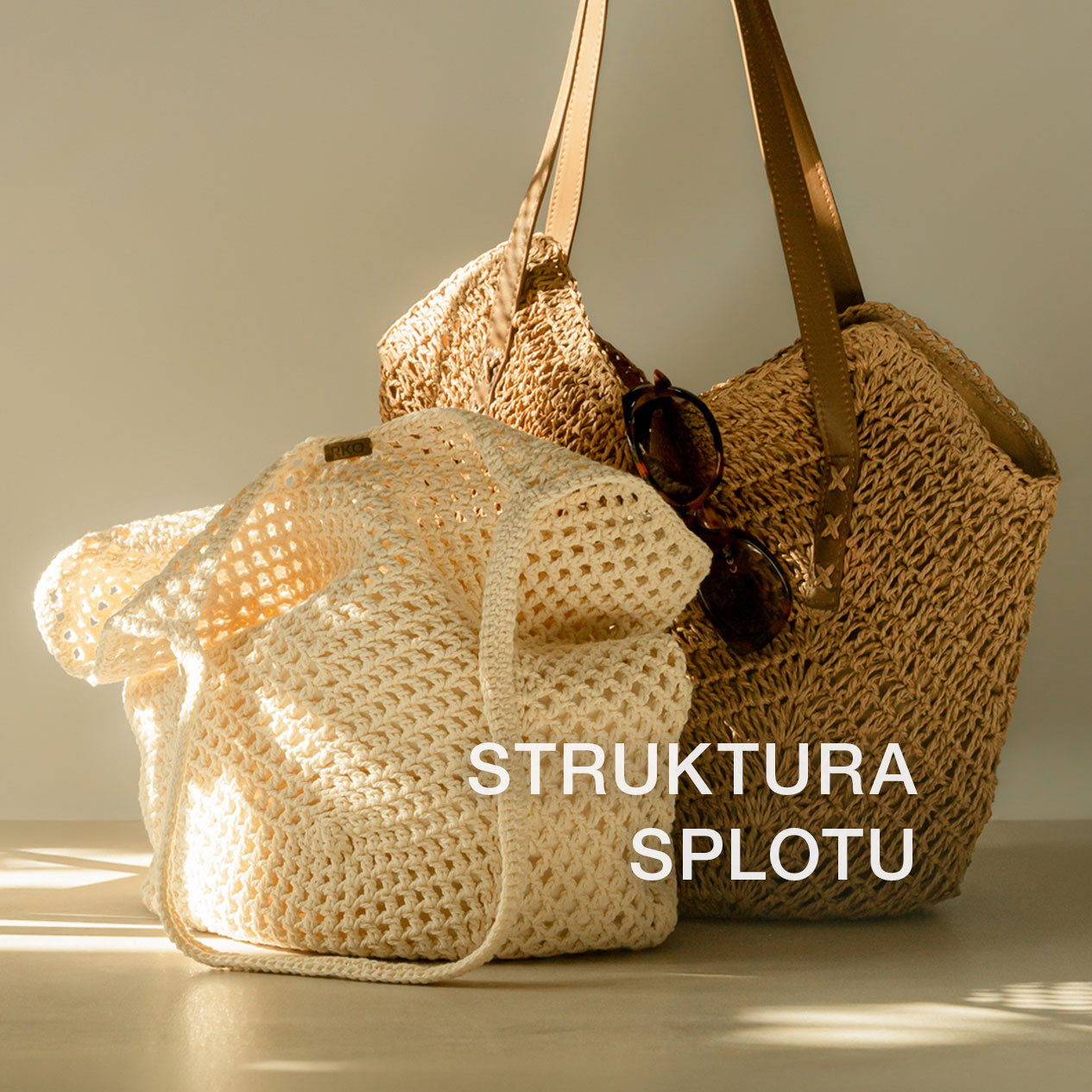Two woven bags with sunglasses, text 'STRUKTURA SPLOTU' overlayed