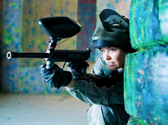 Frau mit Paintball Maschine