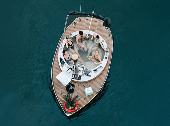 Gruppe im Hot Tub