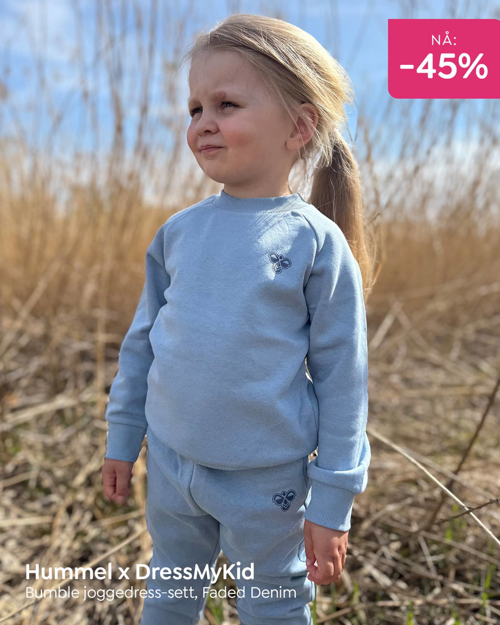 Hummel Bumble joggedress til barn i fargen Faded Denim. Myk blå joggedress med genser og bukse fra Hummel.