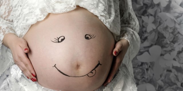 femme-enceinte-ventre-sourire