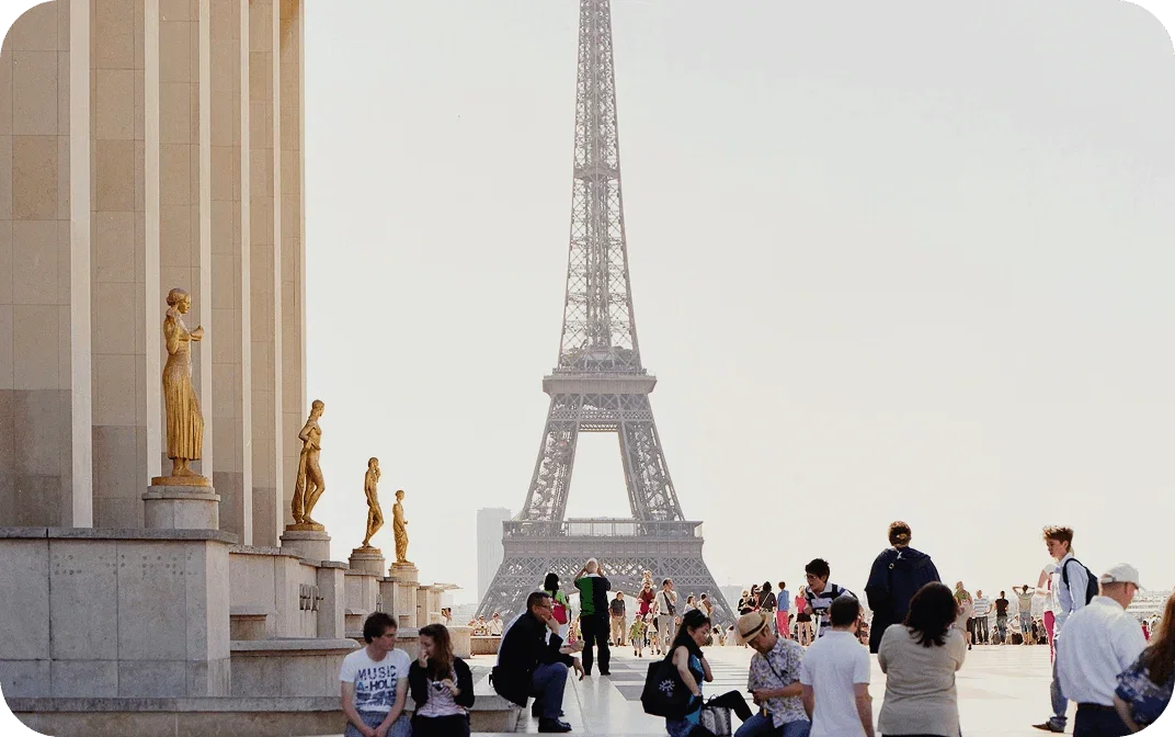 People in front of the Eiffel tower
