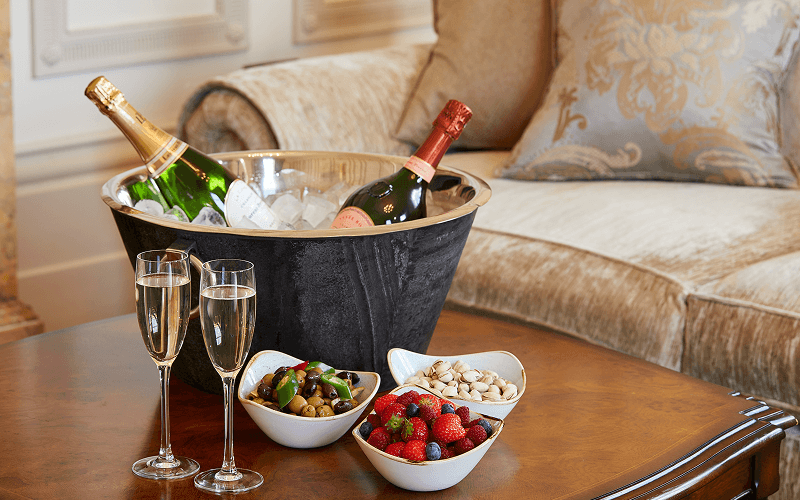 Champagne & Snacks to start a Romantic Break
