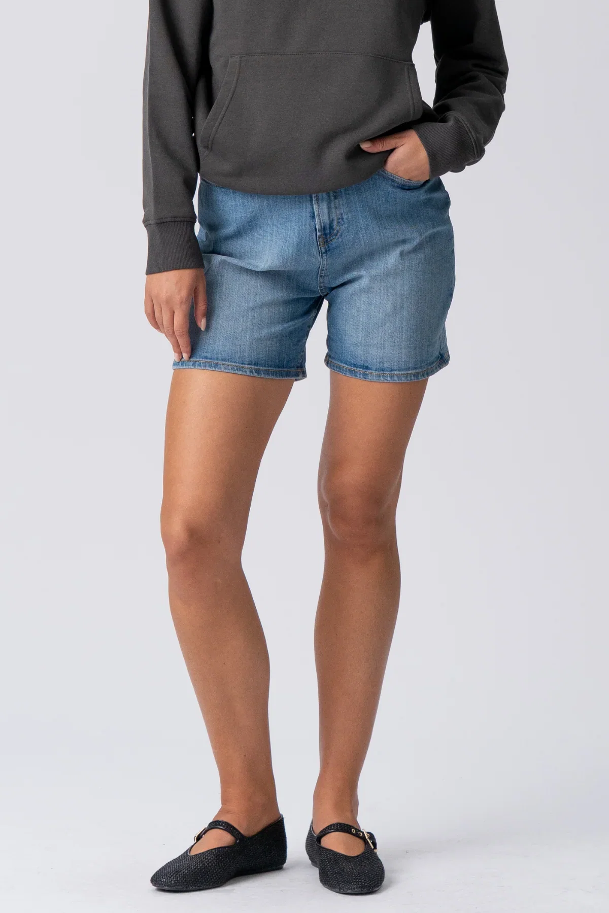 Image of The Original Performance Denim Shorts - Mittelblau Denim (Frau)