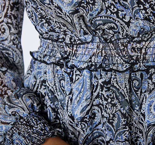 Frauenmodel trägt Kleid, Blau Schwarz gemustert, langärmlig, Gummizug an Taille und Ärmeln, Vorderansicht