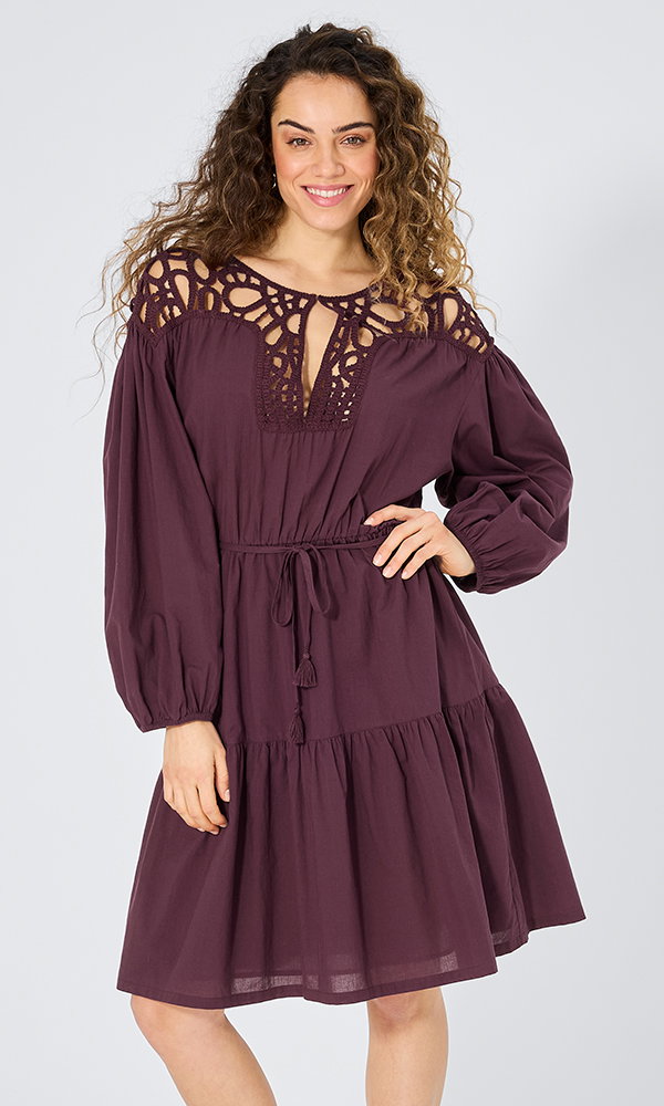Frauenmodel trägt Kleid, Lila, lange Ärmel, Lochmuster am Ausschnitt, knielang, Vorderansicht