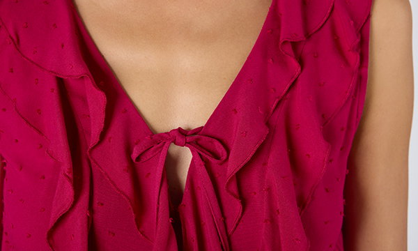 Frauenmodel trägt ärmellose Bluse, Rot, Rüschen am Ausschnitt, Vorderansicht