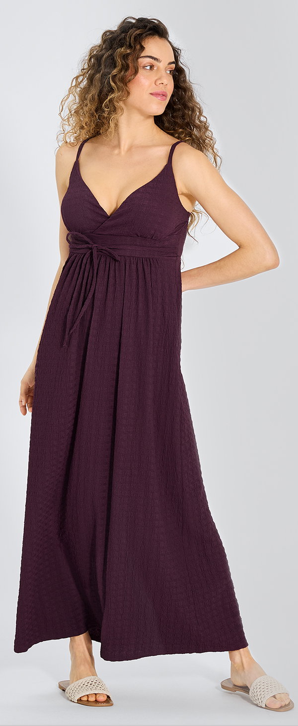 Frauenmodel trägt langes Kleid, Violett, ärmellos, mit Bindegürtel, Vorderansicht