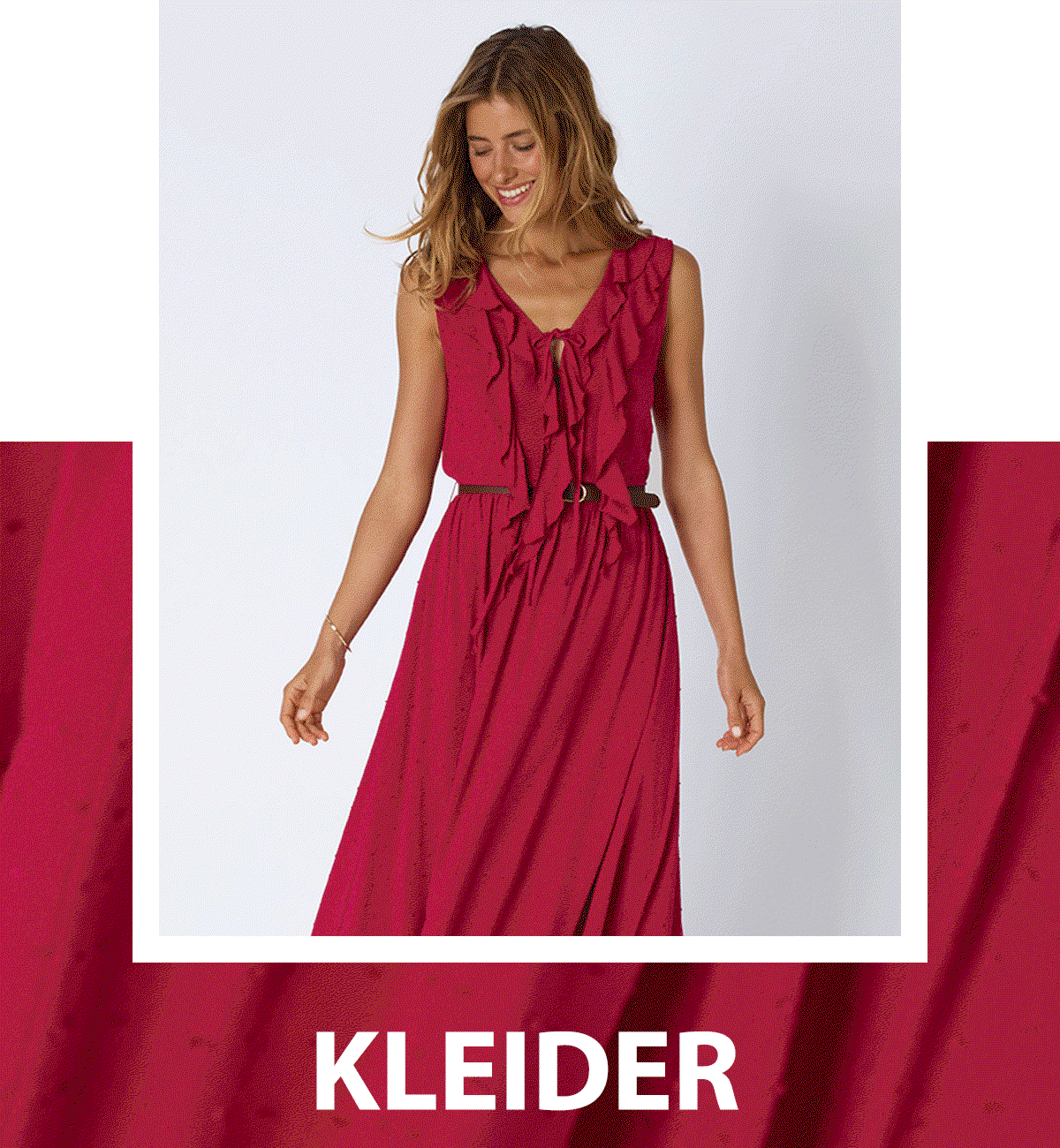 Frauenmodel trägt ärmelloses Kleid, Rot, V-Ausschnitt mit Rüschen, Taillengürtel, Vorderansicht