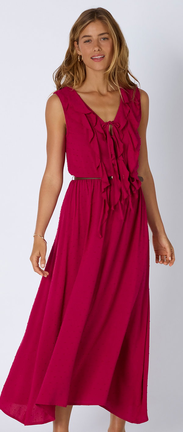Frauenmodel trägt langes Kleid, pink, ärmellos, V-Ausschnitt mit Rüschen, Vorderansicht