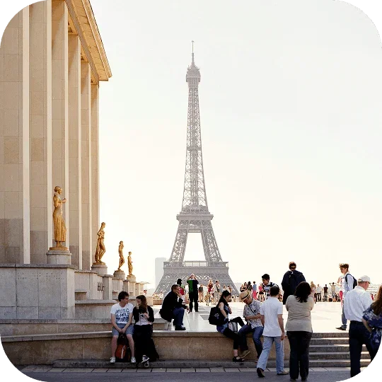 People in front of the Eiffel tower