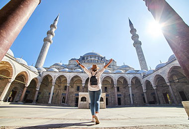 Frau läuft auf Moschee zu.