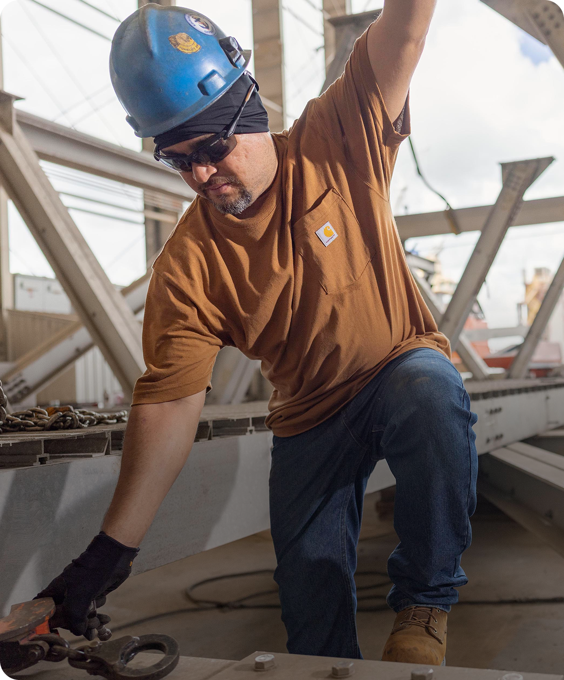 A person working in a K87 pocket tee