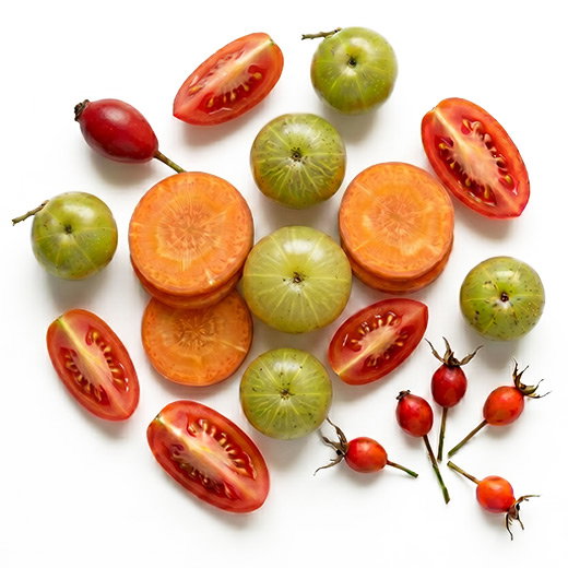 Amlafrüchte, Karotten, Tomaten und Hagebuttenfrüchte