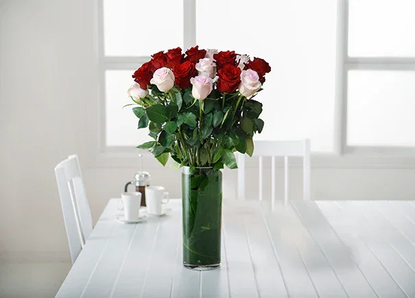 Image of Mixed Red and Light Pink Roses Gift Box with Vase (ROA195)