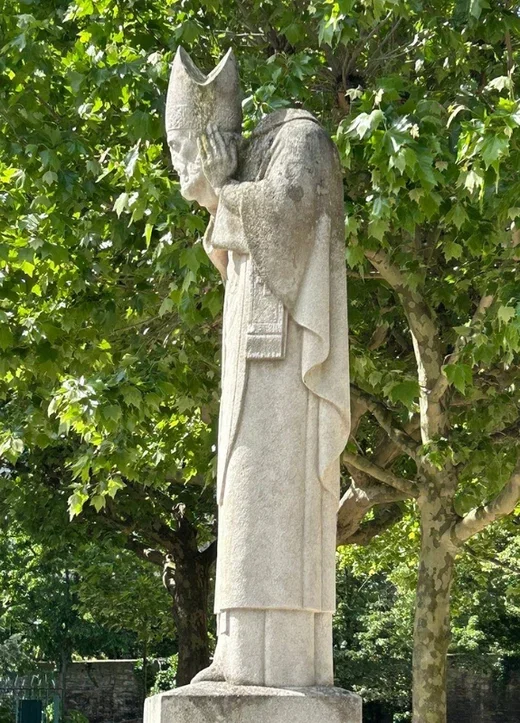 statue