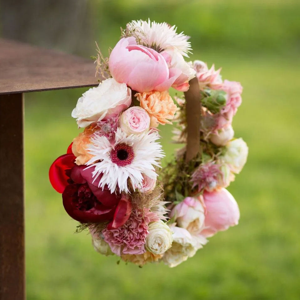 https://www.interflora.se/inspiration/diy-sa-binder-du-blomsterkransen-som-en-florist/
