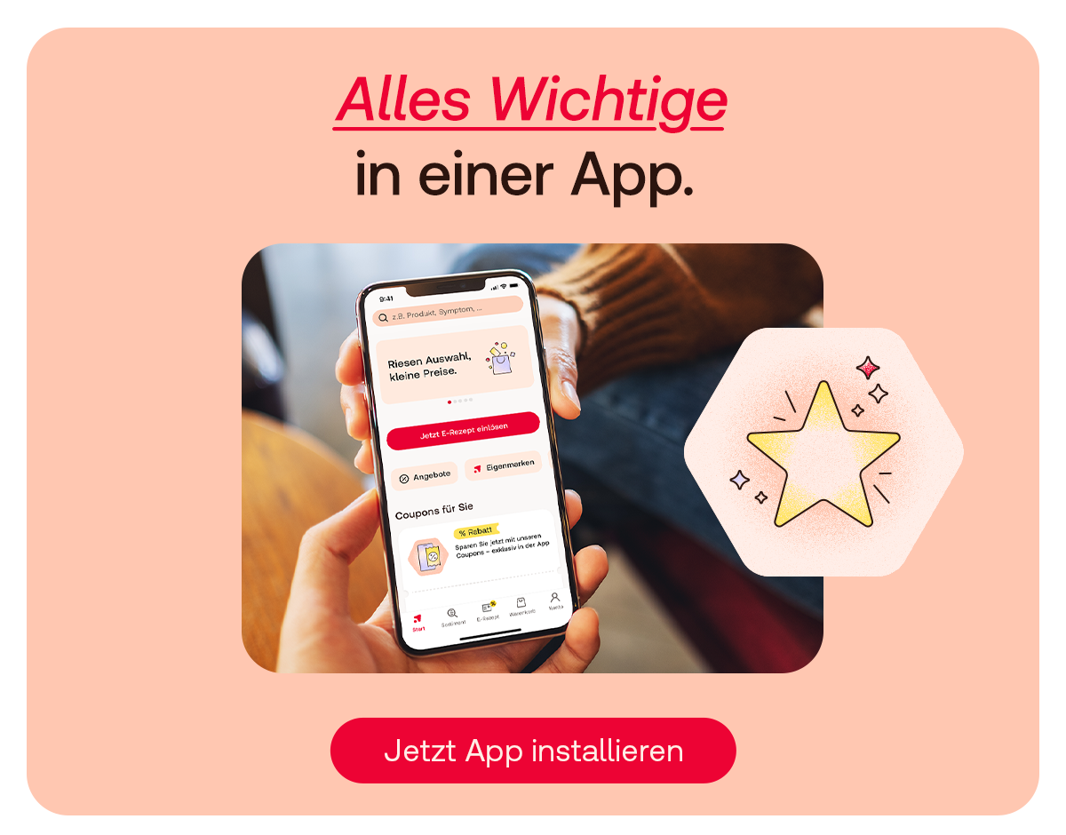 Zwei erwachsene Personen und ein Kind verbringen Zeit am Strand; ein Kind sitzt auf den Schultern einer erwachsenen Person, im Hintergrund Meer, Sand und Himmel.