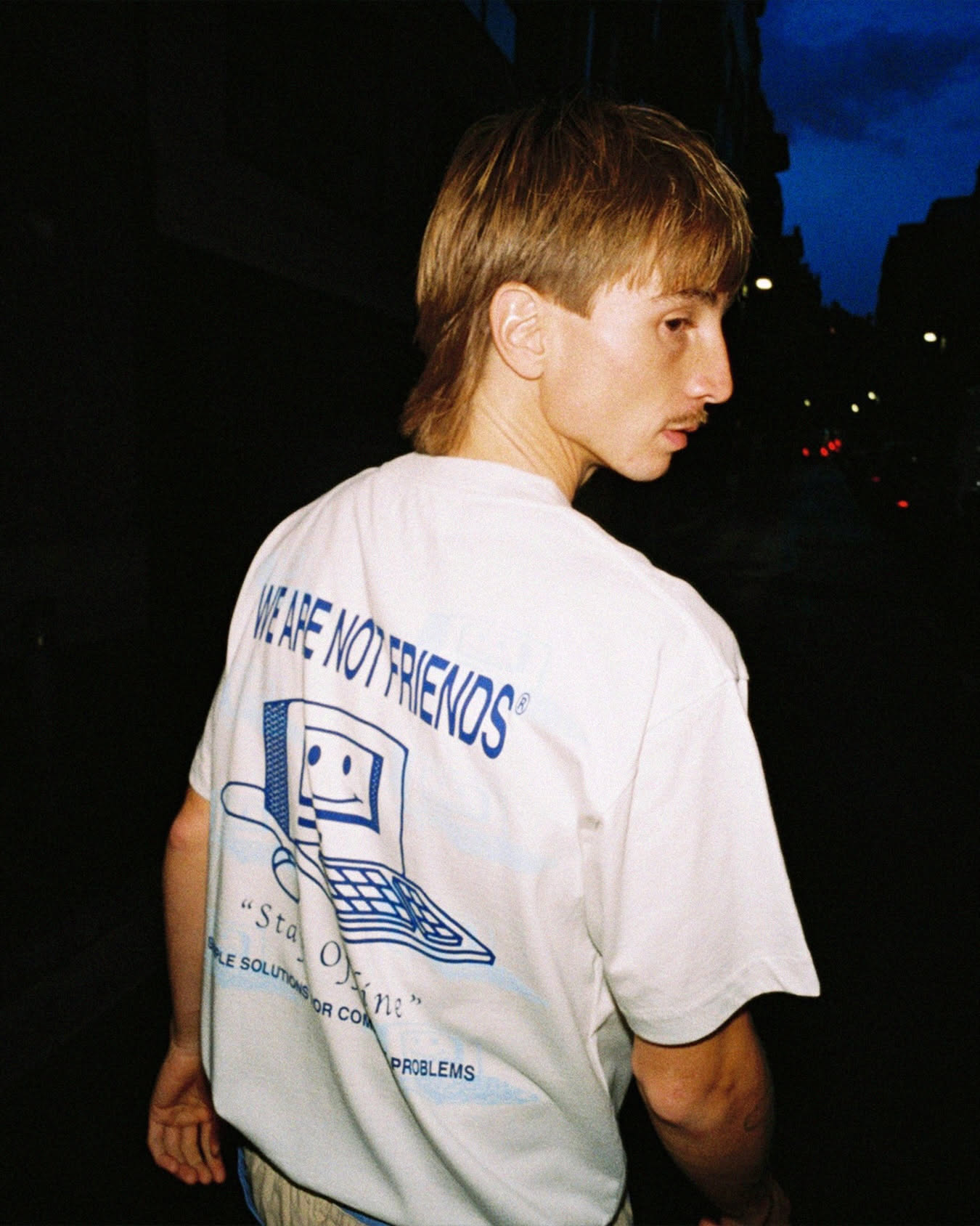 4elementos, wearenotfriends, offline, streetwear, newin La Offline System T-Shirt de WEARE.NOTFRIENDS convierte una idea sencilla en una declaración de intenciones: bajar el volumen del mundo digital para volver a conectar con lo que ocurre fuera de la pantalla.
Menos scroll.
Más momentos.
Menos ruido.
Más realidad.
Porque a veces la mejor conexión es desconectar.
Disponibles en C/Paseo, 23_Ourense
#4elementos #wearenotfriends #offline #streetwear #newin
