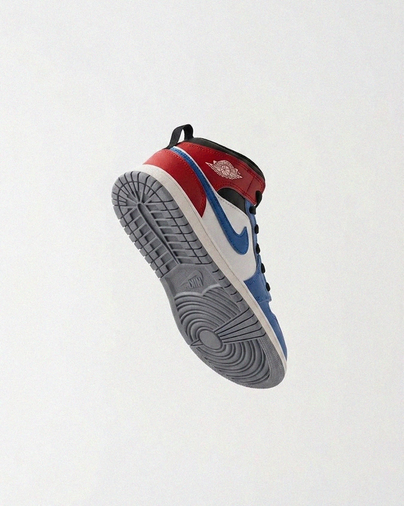 4elementos, jordan, jordan1, kids, sneakers Primeras zapatillas. Primera actitud.
Las Jordan 1 Mid PS mantienen la esencia OG en versión mini: sencillas, resistentes y con historia.
Disponibles en C/Paseo, 23_Ourense y en 4elementos.com
#4elementos #jordan #jordan1 #kids #sneakers streetstyle