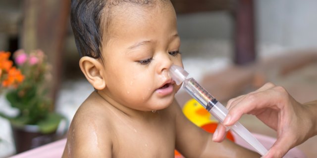 Comment laver le nez de bébé avec une