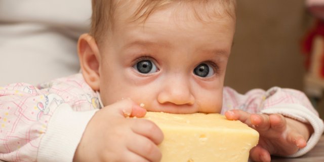bébé-mange-babybel