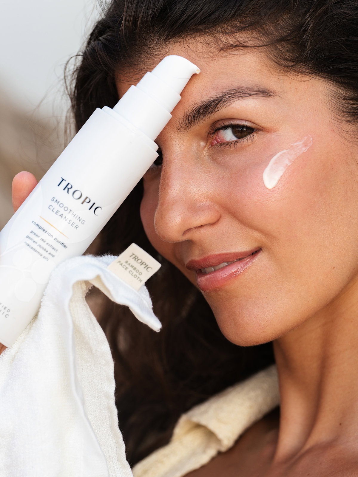 Model using smoothing cleanser