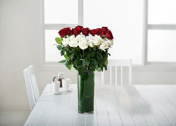 Image of Mixed Red and White Roses Gift Box with Vase (ROA190)